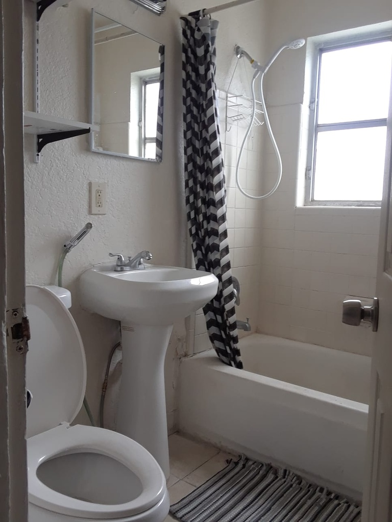Weekly Rental - Room with shared bathroom - WPB, FL -