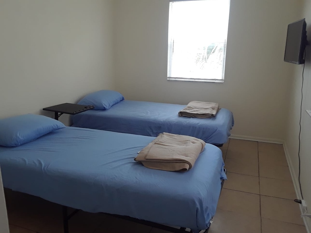 Weekly Rental - Room with shared bathroom - WPB, FL -