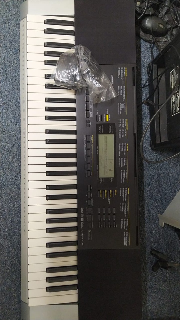 Organeta Casio 61 teclas touch, CTK 4400, 600 sonidos